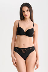 Kalhotky Lisca Robin 022360 – černý ladící set dámského spodního prádla s podprsenkou, modelka s dlouhými hnědými vlasy stojí před bílým pozadím a dívá se do kamery.