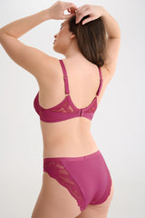 Kalhotky Lisca Robin 022360 – elegantní magenta krajkové kalhotky z recyklovaných vláken s ladící podprsenkou, modelka zezadu před světlým pozadím.