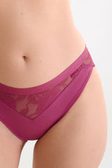Kalhotky Lisca Robin 022360 – elegantní magenta krajkové kalhotky s průsvitnými detaily a neprůhledným panelem, vyrobené z recyklovaných vláken pro udržitelné dámské prádlo, detailní záběr na boky a spodní část břicha.