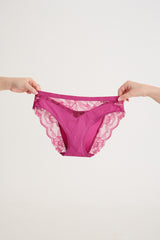 Kalhotky Lisca Robin 022360 – růžové dámské kalhotky z recyklovaných vláken, držené dvěma rukama proti bílému pozadí.