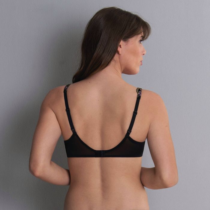 Podprsenka Anita Colette 5248 – černá podprsenka s kosticemi, nastavitelnými ramínky a květinovou krajkou na ramenou, modelka s dlouhými hnědými vlasy zezadu před světle šedým pozadím.