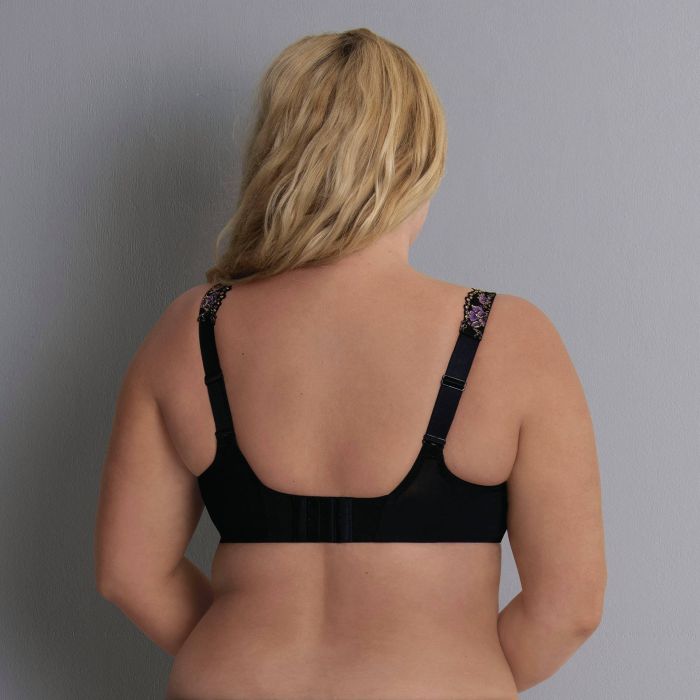 Podprsenka Anita Colette 5249 – elegantní černá dámská podprsenka s květinovými ramínky, modelka s blond vlasy zezadu před světle šedým pozadím.