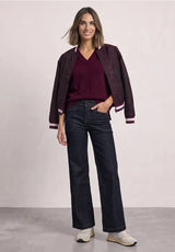 Džíny Street One Emee na modelce v outfitu s vínovým svetrem a bundou