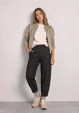Kalhoty Street One 381600 Karlie v hnědé barvě – celý outfit s bundou