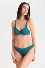 Kalhotky Lisca Fushion 062599 – dámské zelené kalhotky Lisca, modelka v klasickém střihu.