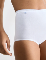 Sloggi Basic+ 10007656 – balení tří dámských kalhotek v bílé barvě, klasický střih s vysokým pasem a plochými švy pro každodenní pohodlí, balíček zobrazený zepředu na bílém pozadí.