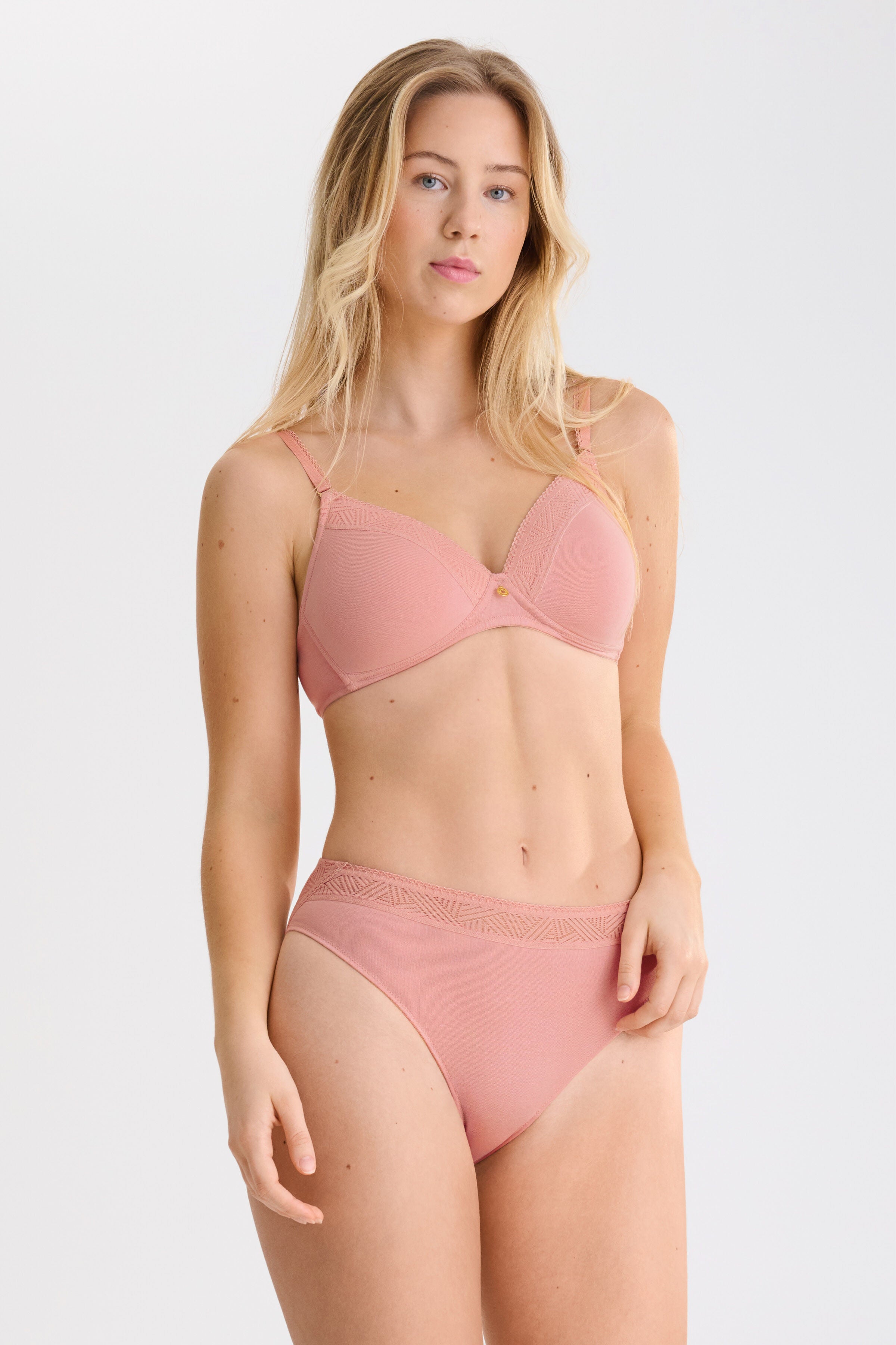 Podprsenka Lisca Ria 020416 – světle růžová dámská podprsenka s ladícími vysokými kalhotkami, modelka s dlouhými blond vlasy stojí před světlým pozadím a dívá se do kamery.