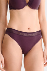 Brazilky Lisca Ria 022367 – tmavě fialové brazilské kalhotky s elastickou krajkou s geometrickým vzorem, detailní záběr na trup a horní část stehen.