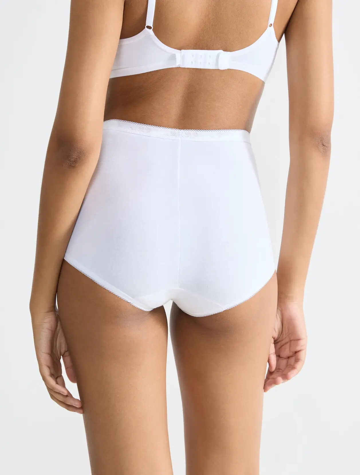 Sloggi Basic+ 10007656 – balení 3 ks  bavlněných kalhotek s vysokým pasem a plochými švy pro každodenní pohodlí, zobrazené na bílém pozadí.