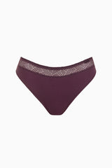 Brazilky Lisca Ria 022367 – bordó dámské brazilky ve stylu bikin s geometrickým páskem a elastickou krajkou, detailní záběr na bílém pozadí.