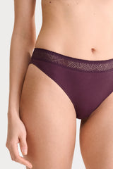 Brazilky Lisca Ria 022367 – tmavě fialové dámské vysoké kalhotky s geometrickým páskem, zobrazené od středu trupu po horní část stehen, na neutrálním pozadí.