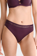 Kalhotky Lisca Ria 022366 – tmavě švestkové dámské kalhotky s geometrickou elastickou krajkou, detailní záběr od ramen po horní část stehen na neutrálním pozadí.