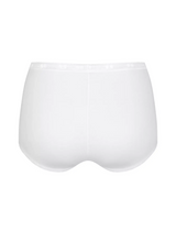 Sloggi Basic+ 10007656 – balení tří bílých bavlněných dámských kalhotek s vysokým pasem a plochými švy, klasický střih pro každodenní pohodlí, zobrazené na bílém pozadí.