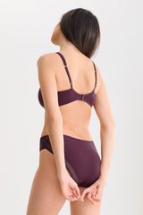 Podprsenka Lisca Ria 020416 – tmavě fialový ladící set s podprsenkou a kalhotkami, modelka s dlouhými tmavými vlasy zezadu před světlým pozadím, držící zadní část spodního prádla.